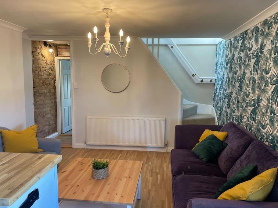 Stylish & Spacious 2 Storey, 3 Bed Apartment Gravesend Buitenkant foto