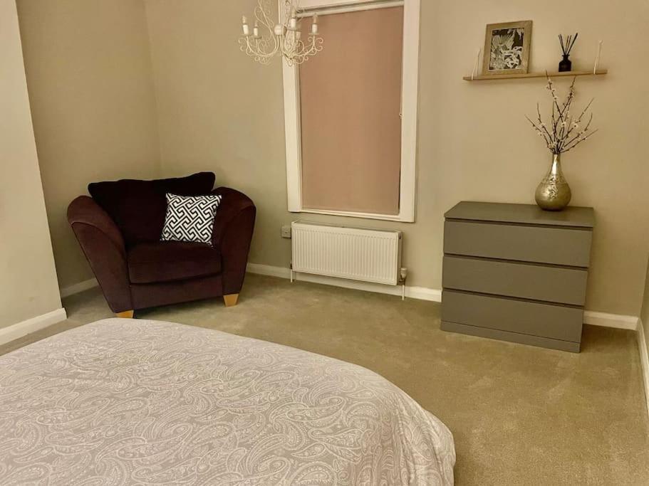 Stylish & Spacious 2 Storey, 3 Bed Apartment Gravesend Buitenkant foto