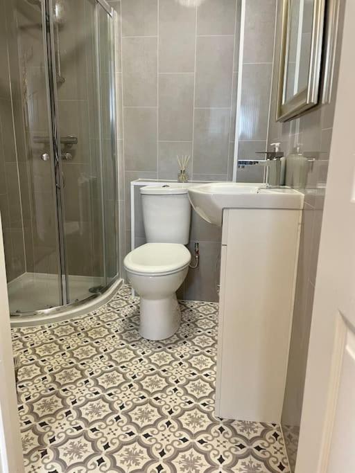 Stylish & Spacious 2 Storey, 3 Bed Apartment Gravesend Buitenkant foto