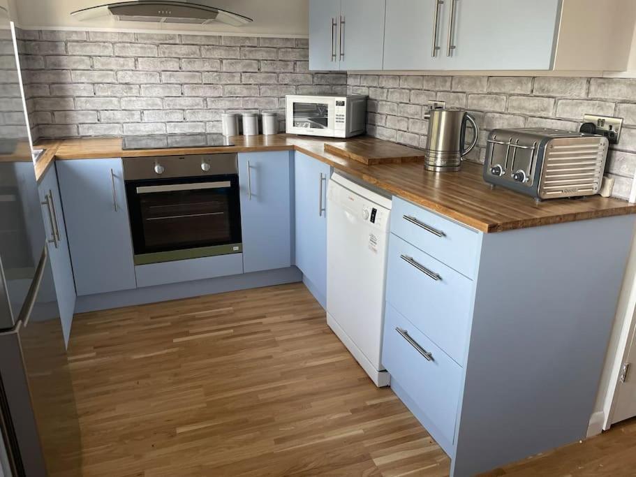 Stylish & Spacious 2 Storey, 3 Bed Apartment Gravesend Buitenkant foto