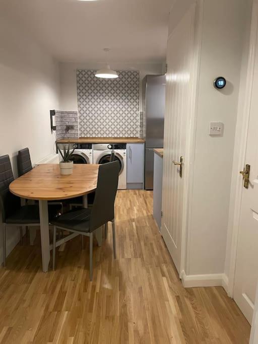 Stylish & Spacious 2 Storey, 3 Bed Apartment Gravesend Buitenkant foto