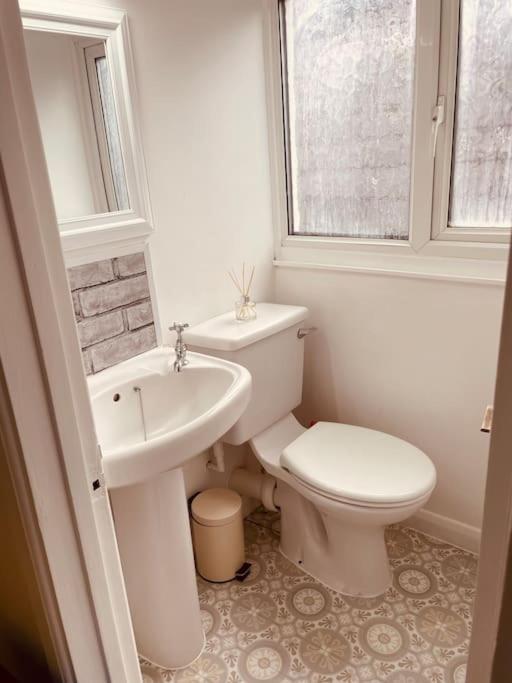 Stylish & Spacious 2 Storey, 3 Bed Apartment Gravesend Buitenkant foto